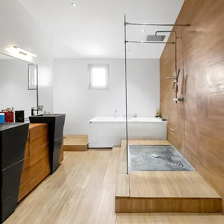 Moderne Avec Piscine A Villa