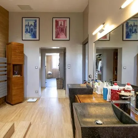 Moderne Avec Piscine A Villa *